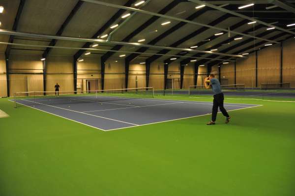 eskalere Ugyldigt barrikade Stjernen Tennis tilbyder medlemmer at spille tennis hele vintersæson